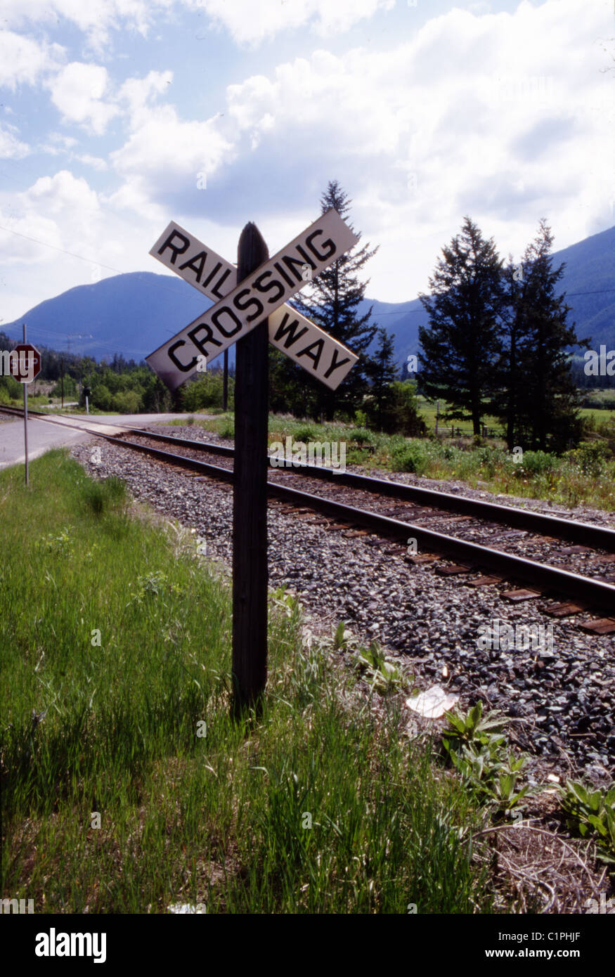 Attraversamento ferroviario segno, Caribeo, British Columbia. Foto Stock