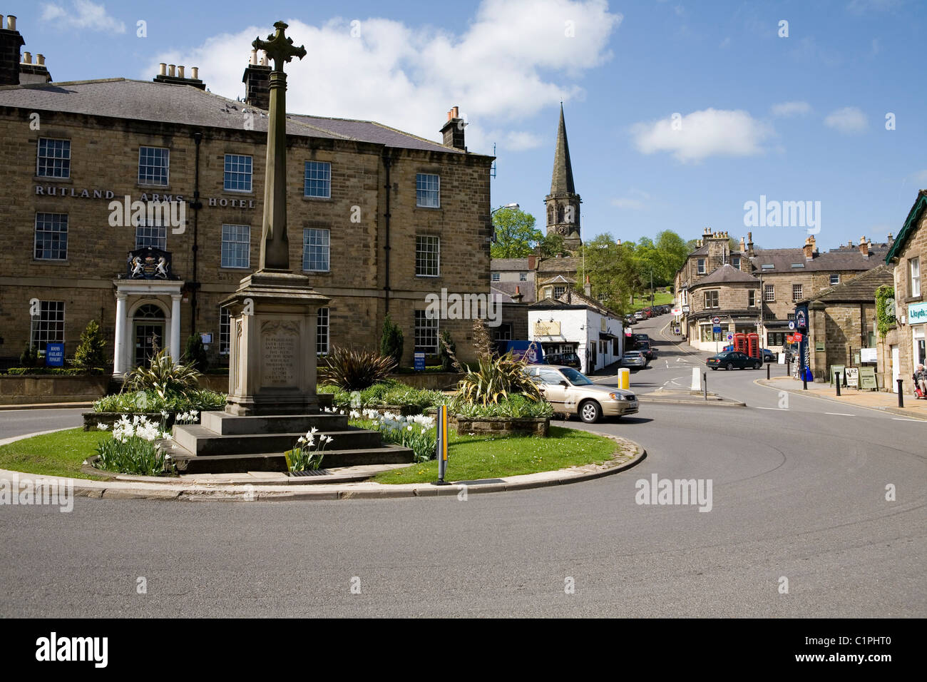 Inghilterra, Derbyshire, Bakewell, croce nel centro del cerchio di traffico Foto Stock