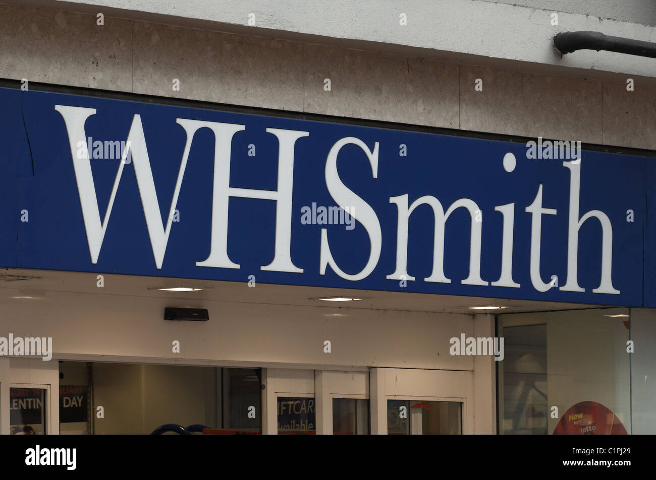 British high street negozio WHSmith: informare di segno Foto Stock