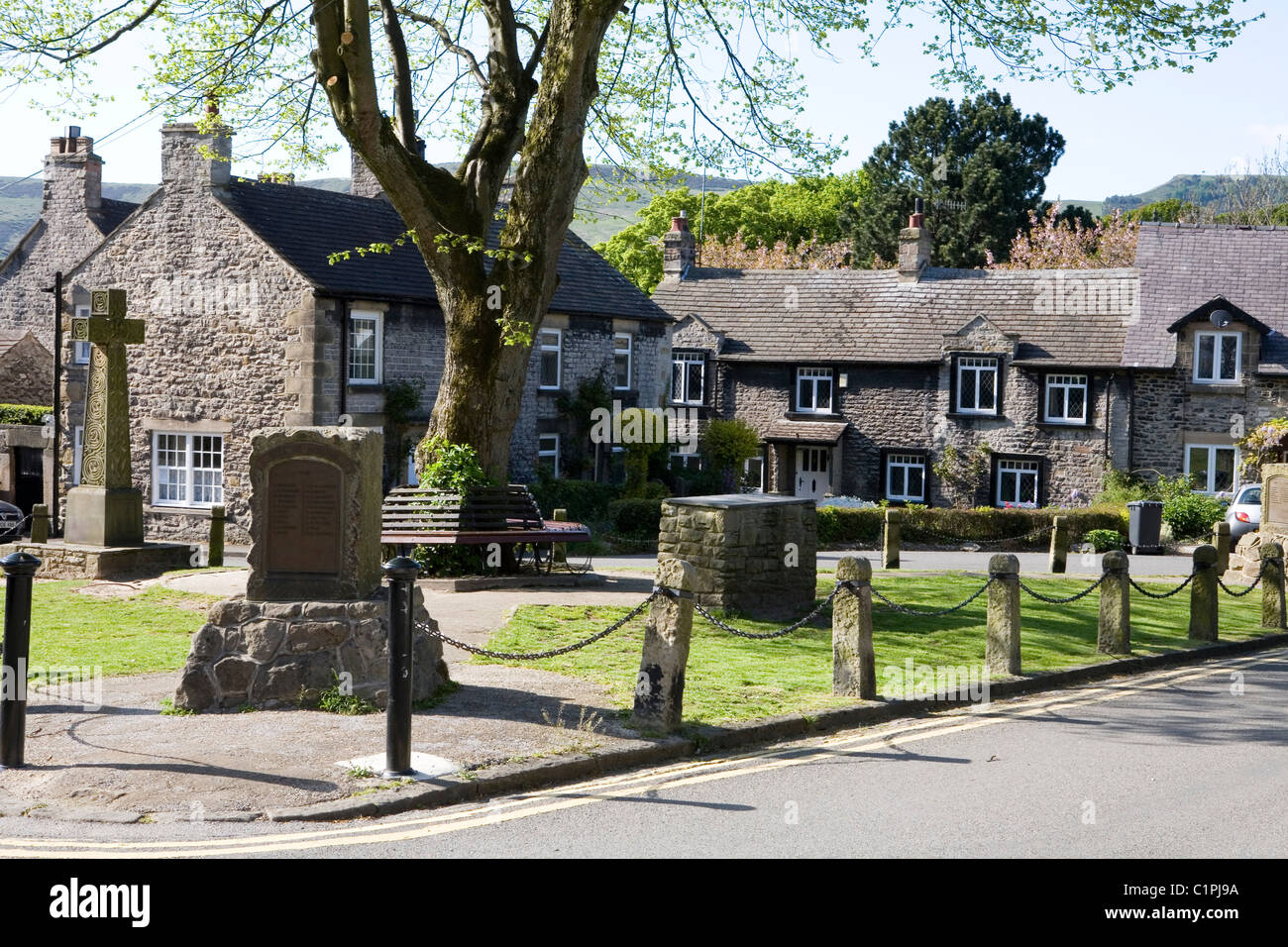 Inghilterra, Derbyshire, Castleton, case che si affacciano su piazza del mercato in villaggio Foto Stock