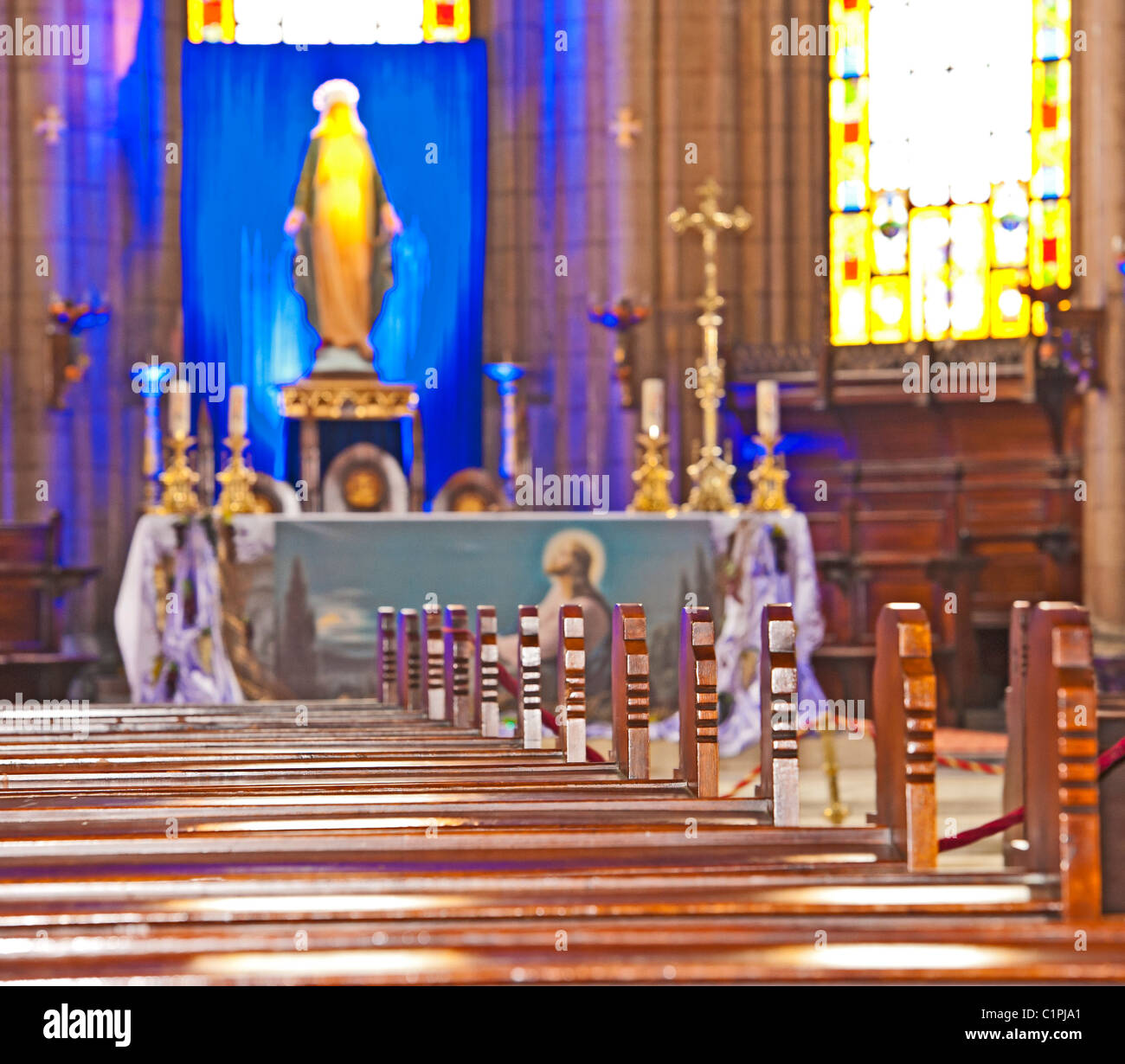 L arredamento di una grande chiesa con scene religiose Foto Stock