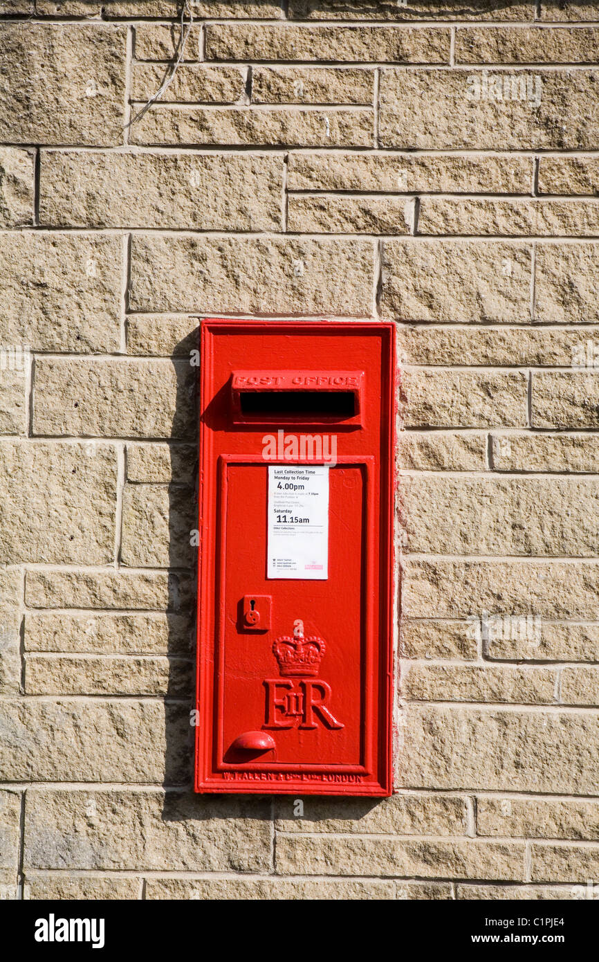 Inghilterra, Peak District, rosso casella postale sulla parete Foto Stock