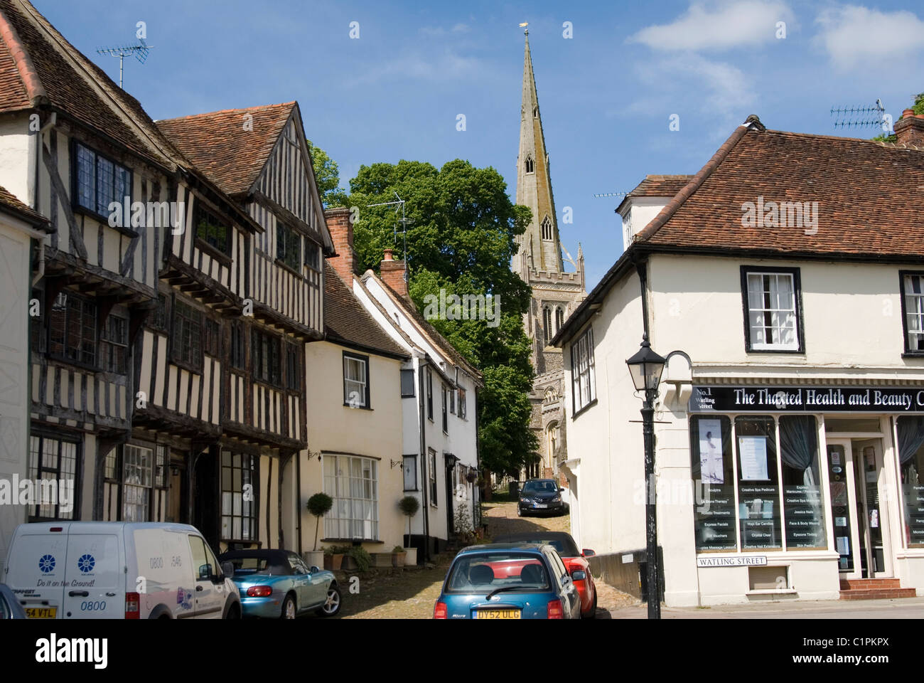 Inghilterra, Thaxted, semi-edificio con travi di legno e la guglia della chiesa Foto Stock