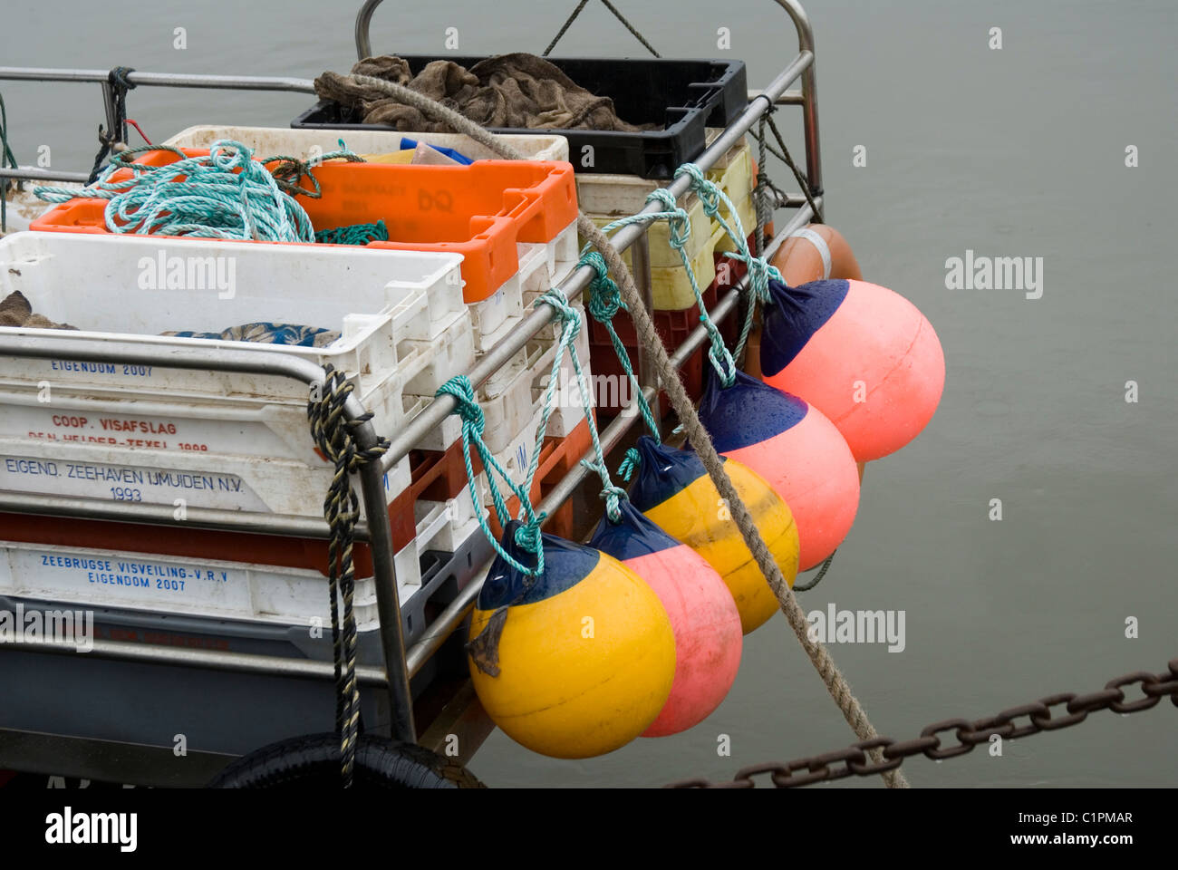 Inghilterra, Norfolk, Pozzi-next-il-Mare, boe e contenitori su barca Foto Stock