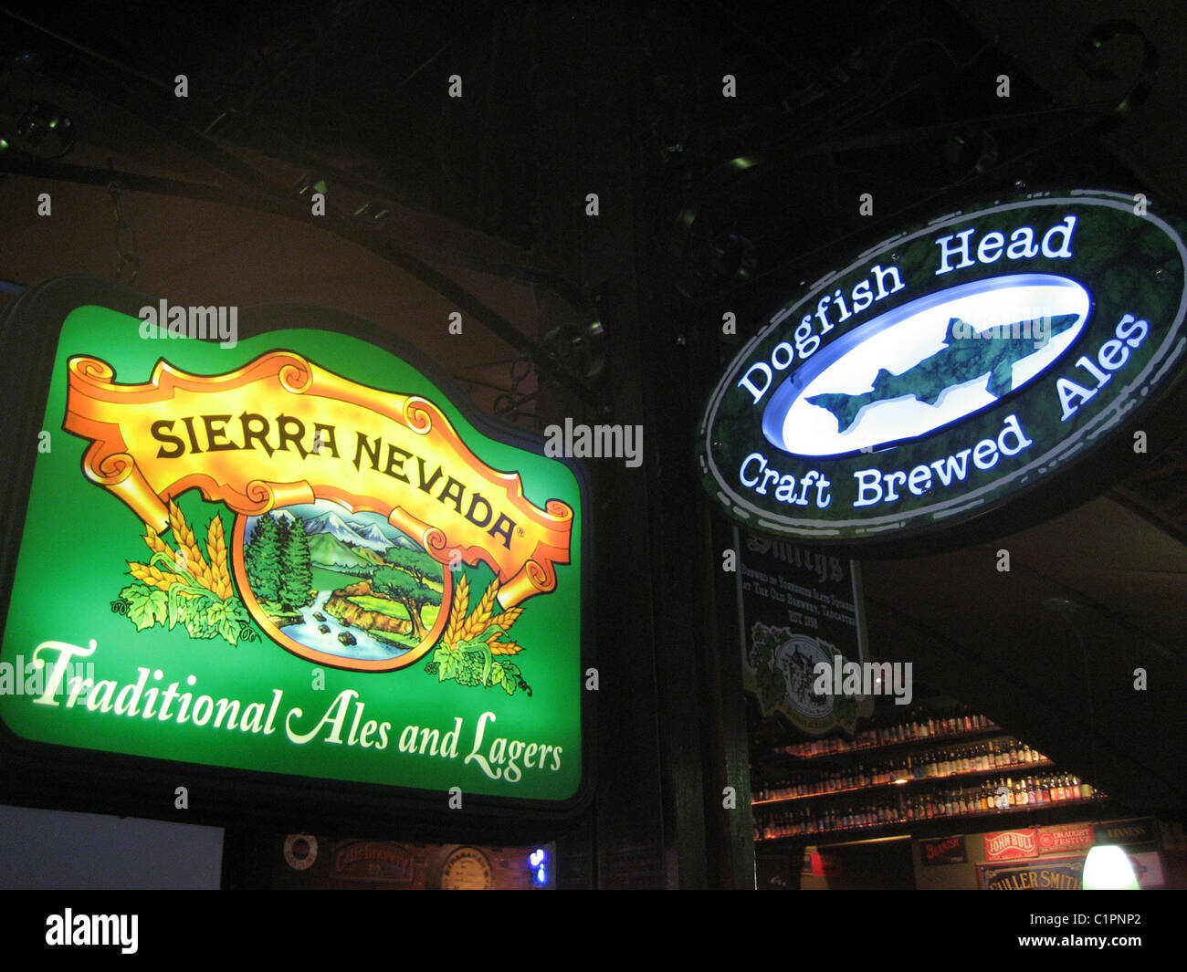 Neon segni di birra nel bar, Denver, promuovere due of America è più grande o micro birrerie artigianali, Sierra Nevada e Palombo testa. Foto Stock