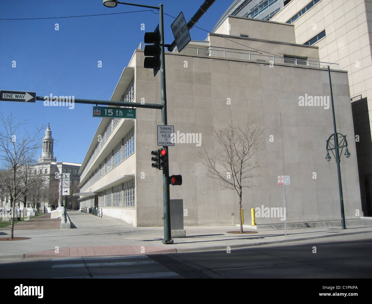 Una strada a Denver, Colorado, Stati Uniti d'America, mostrando segni e attraversamenti di traffico Foto Stock