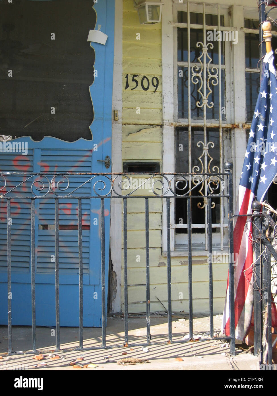 New Orleans, Stati Uniti d'America. Bistrattato portico anteriore di una casa devastata, post uragano Katriina. Foto Stock