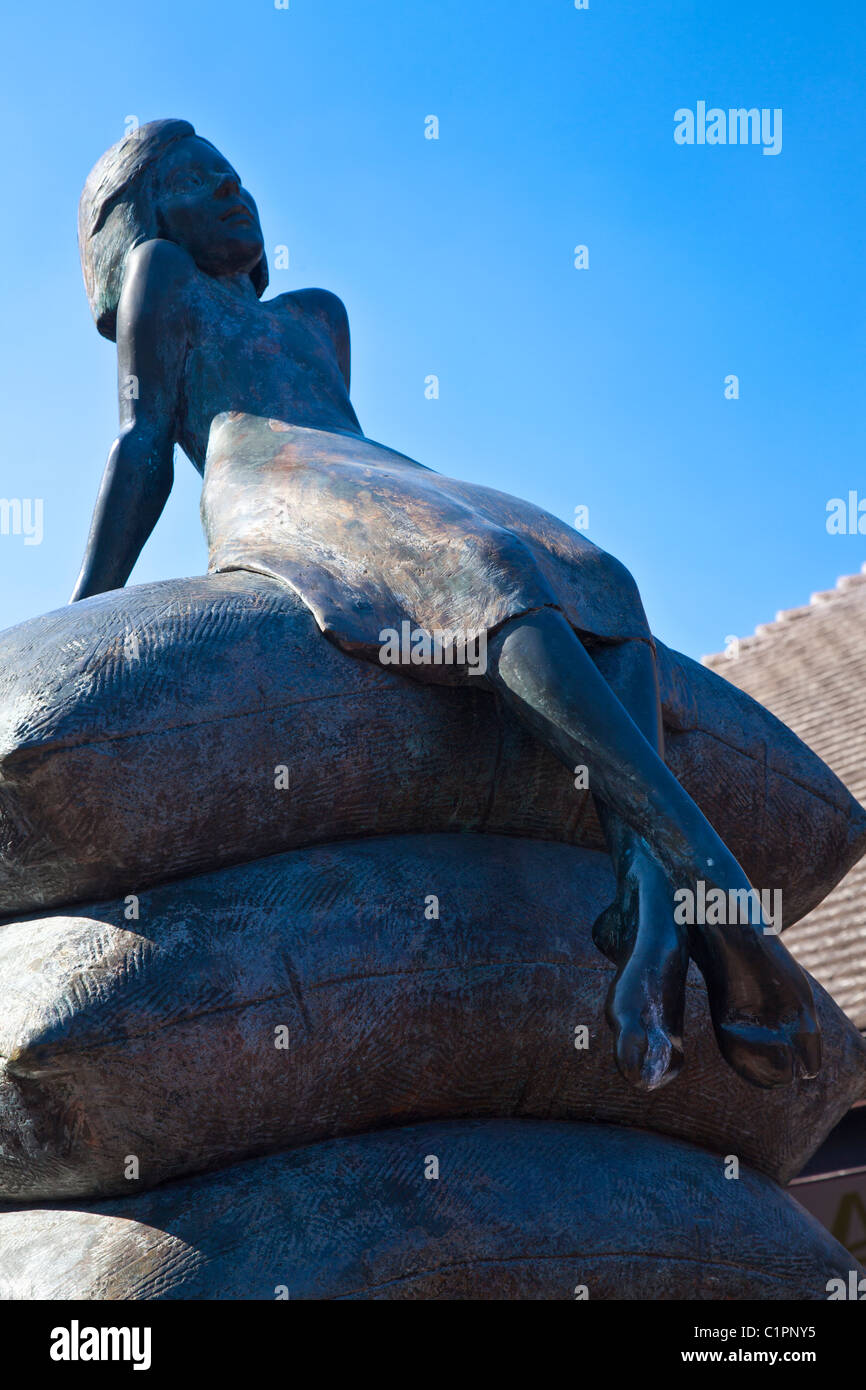 Statua in bronzo "raccolto al di là dell' della ragazza seduta sui sacchi di mais, da Colin Lambert nel Cornmarket Mall,Warminster,Wiltshire, Inghilterra Foto Stock