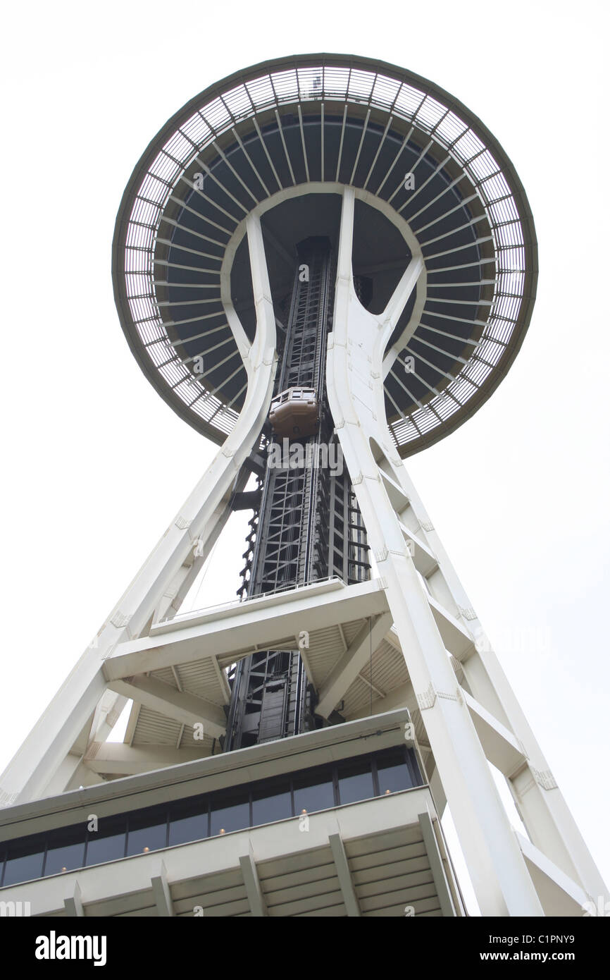 Stati Uniti d'America . Vista dal basso torre dello Space Needle a Seattle, un importante punto di riferimento e il simbolo, costruita per 1962 della fiera del mondo. Foto Stock