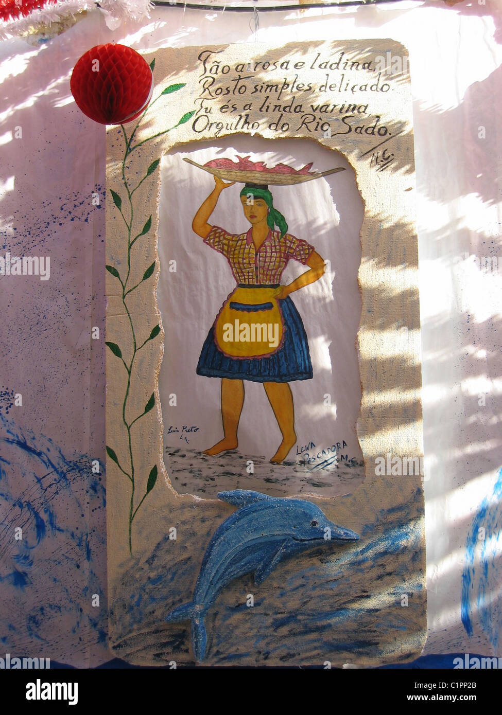 Alcacar de Sal, Portogallo. Un dono che mostra una pittura decorativa di una donna che porta un vassoio di pesce. Foto Stock