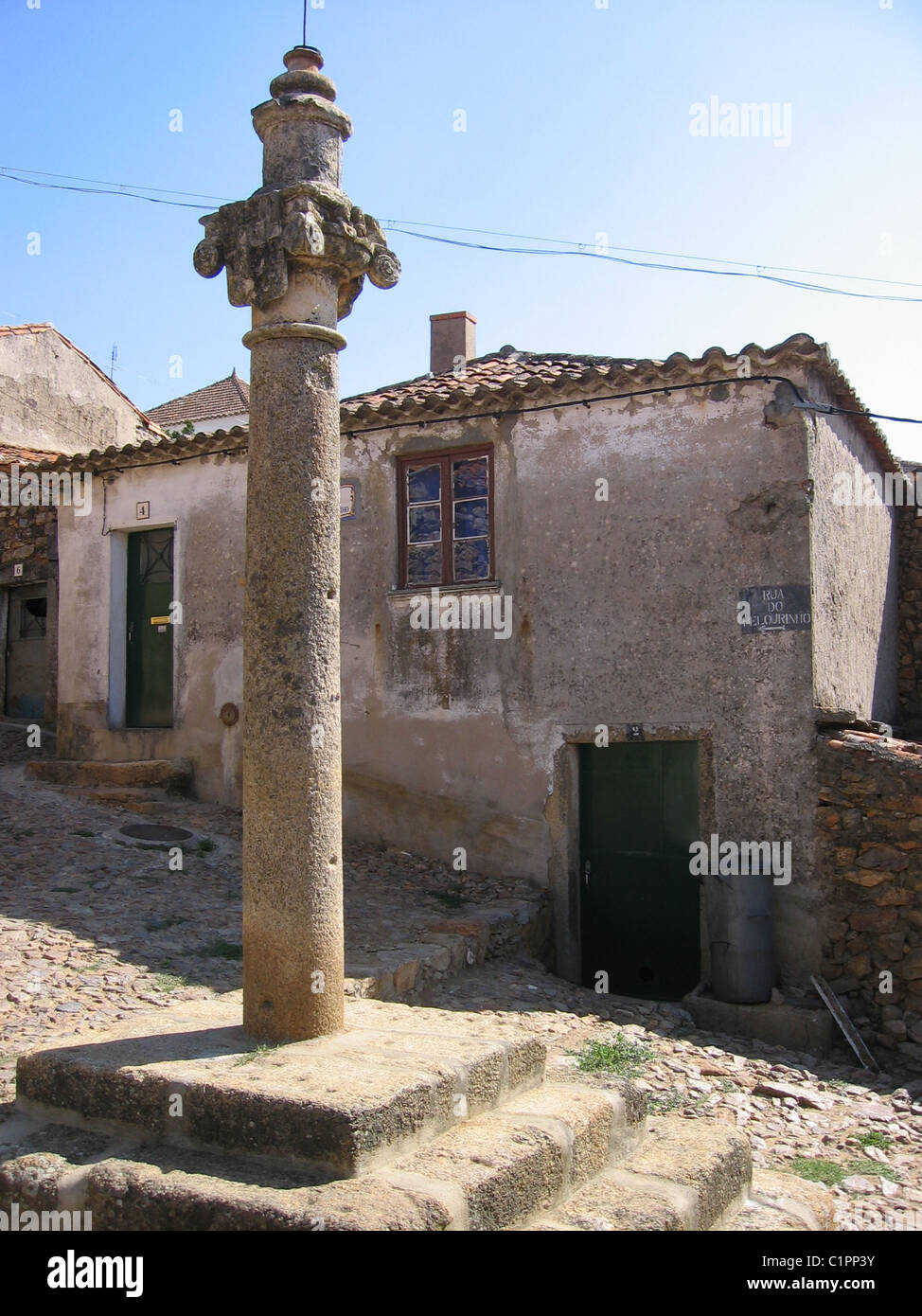 Il Portogallo. Una colonna si trova in una piccola piazza, costruita su di una collina, la Penha Garcia. Foto Stock