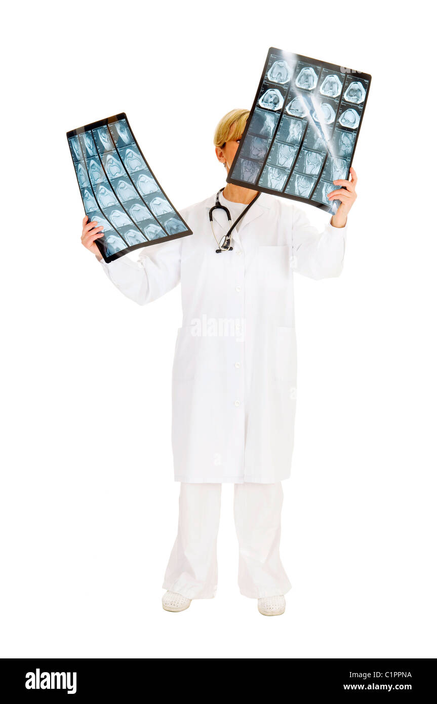 Medico che esamina un x-ray NMR Foto Stock