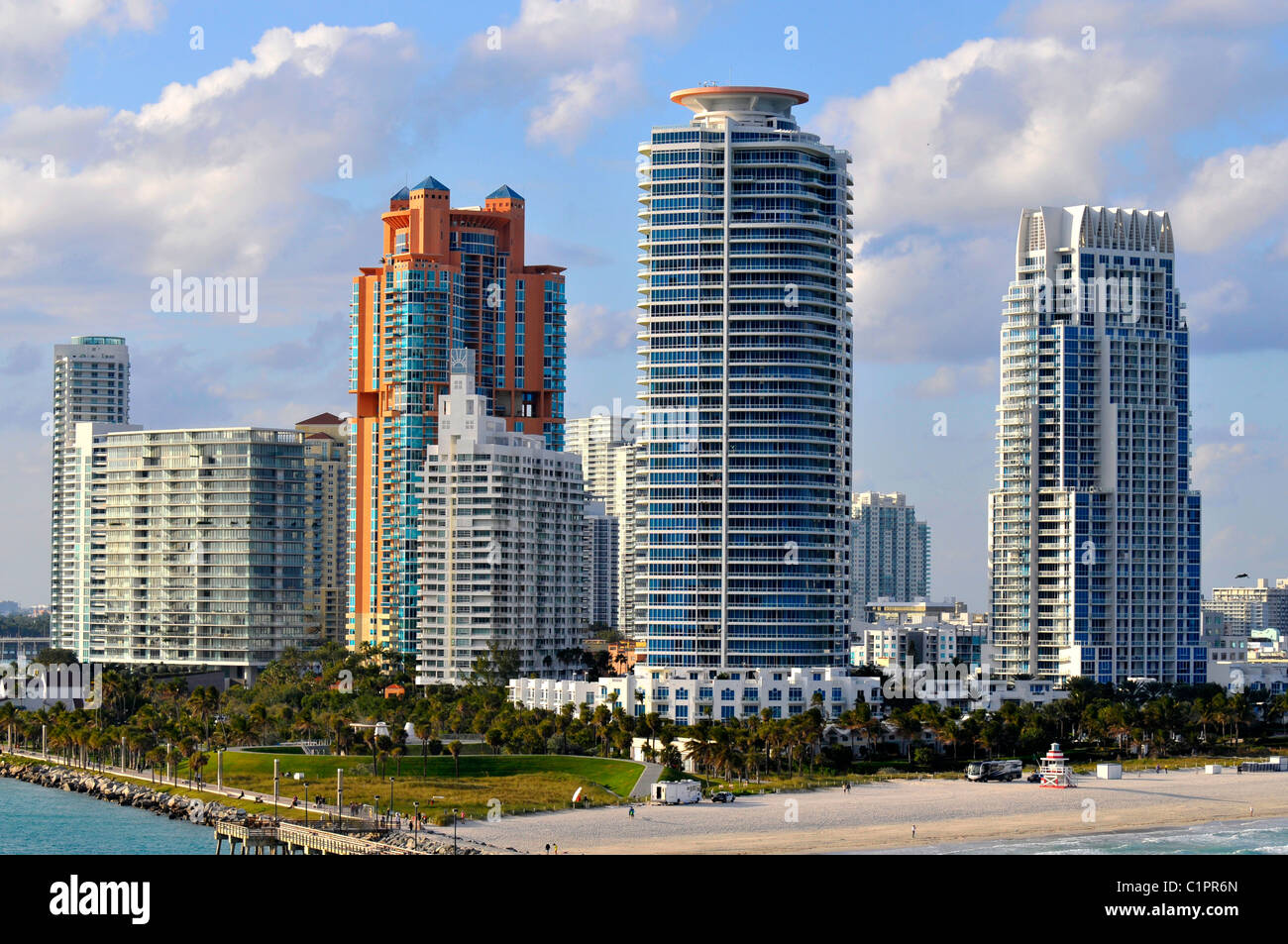 Viste di Miami Florida skyline e il porto di partenza della nave di crociera Foto Stock