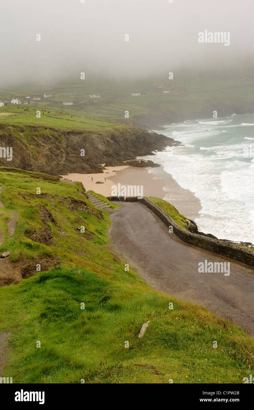 Repubblica di Irlanda, penisola di Dingle, Coumeenoole, storm cloud costa di cui sopra Foto Stock