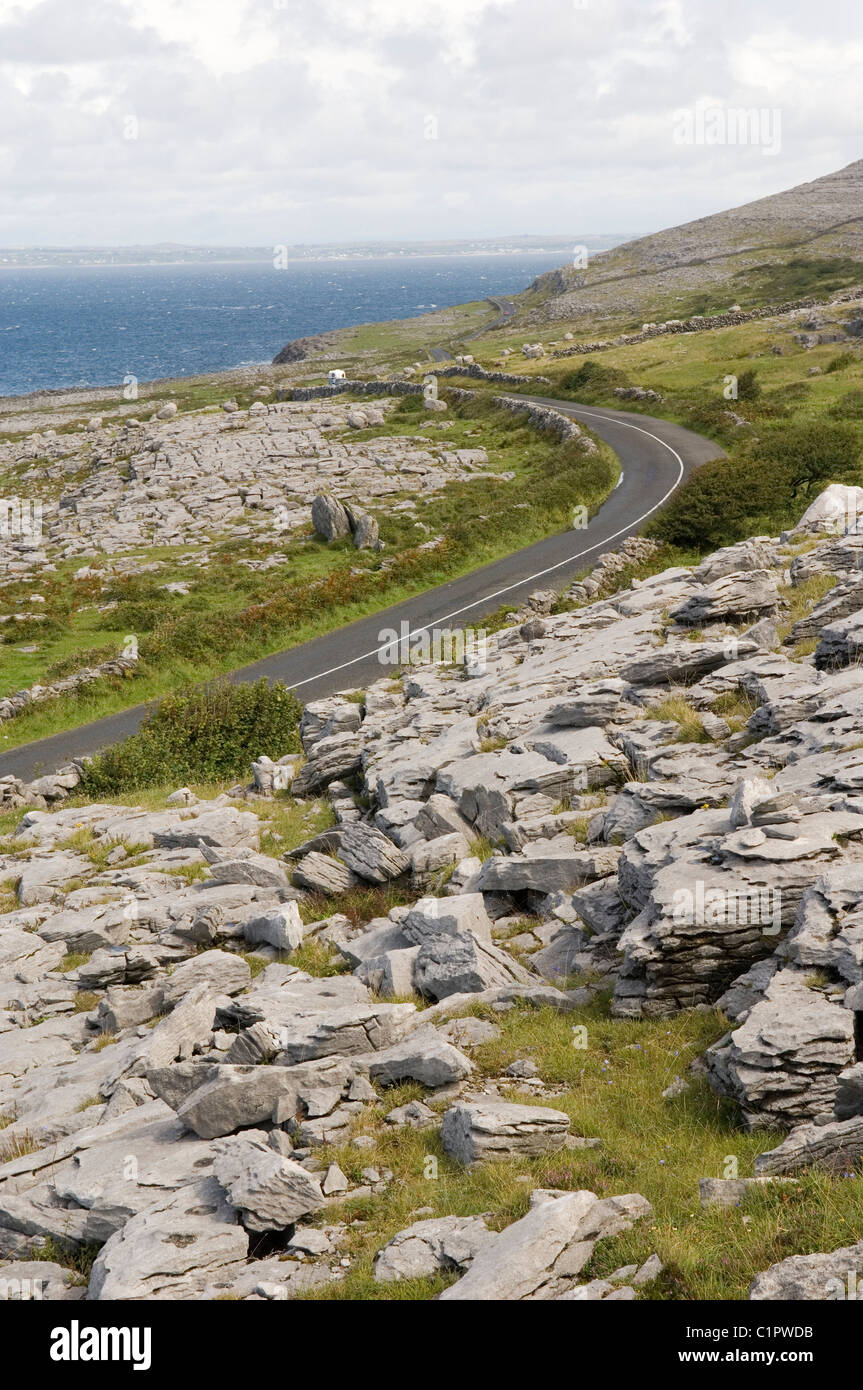 Repubblica di Irlanda il Burren, Testa nera, Galway Bay, su strada attraverso il paesaggio carsico Foto Stock