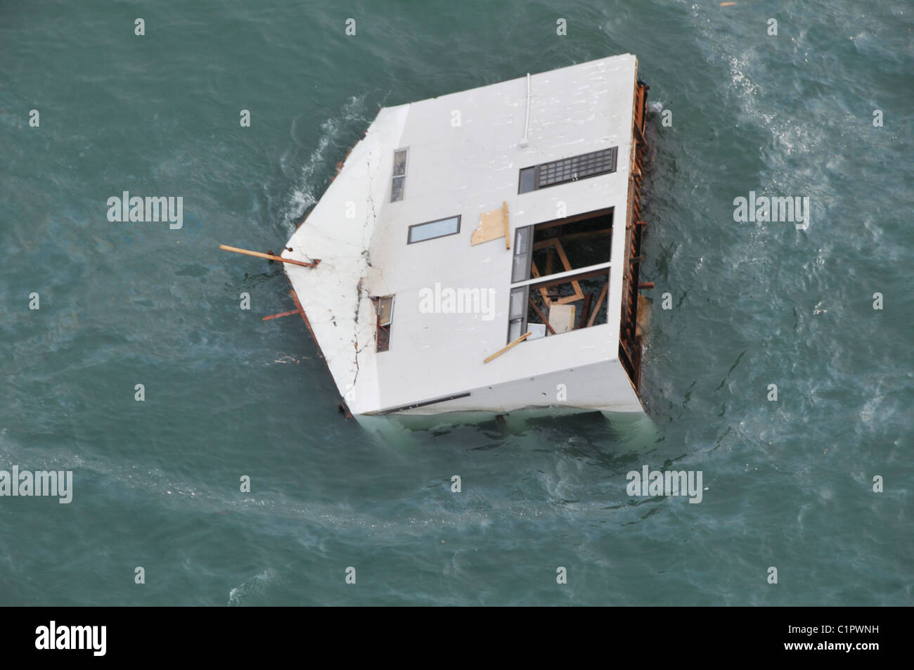 Foto aeree prese 14 marzo 2011 di una casa galleggiante in mare nei pressi di Sendai, Giappone, dopo il terremoto tsunami +. Foto Stock