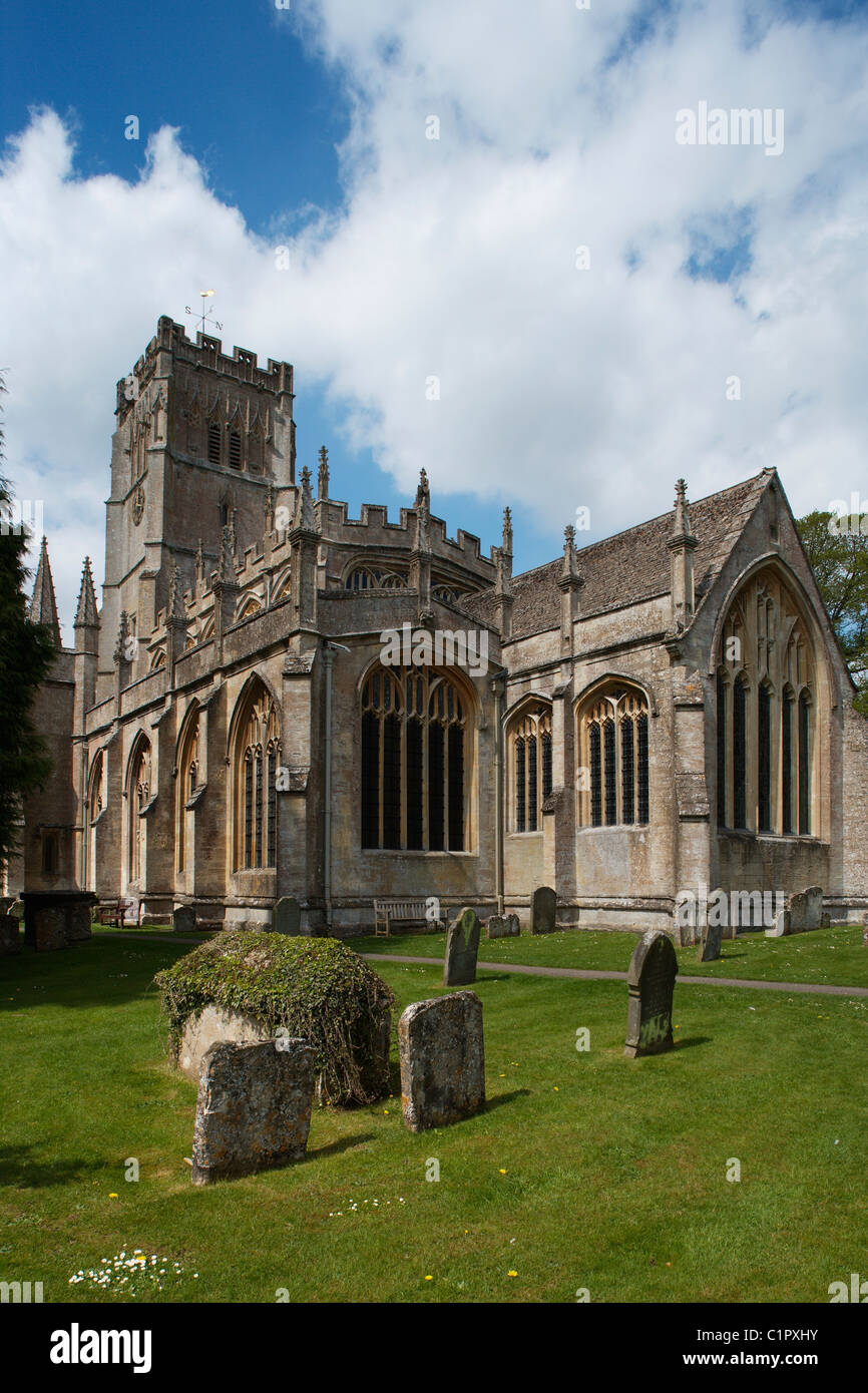 Inghilterra, Cotswolds, Northleach, chiesa di San Pietro e San Paolo visto dal cimitero Foto Stock