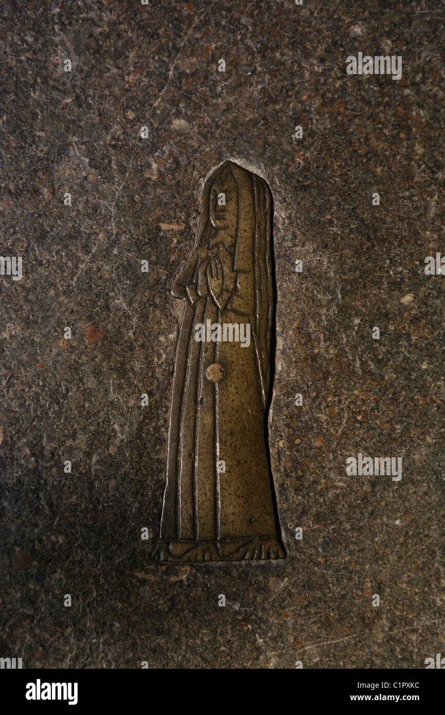 Inghilterra, Cotswolds, Northleach, Chiesa di San Pietro e San Paolo, ottone figura sulla tomba di pietra Foto Stock