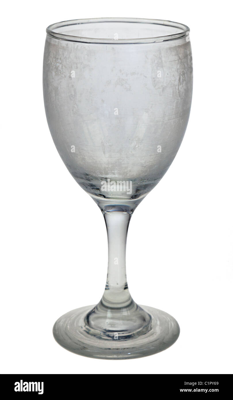 Bicchiere da vino offuscato da lavastoviglie pulizia UK il vetro viene riciclato e imperfetta Foto Stock