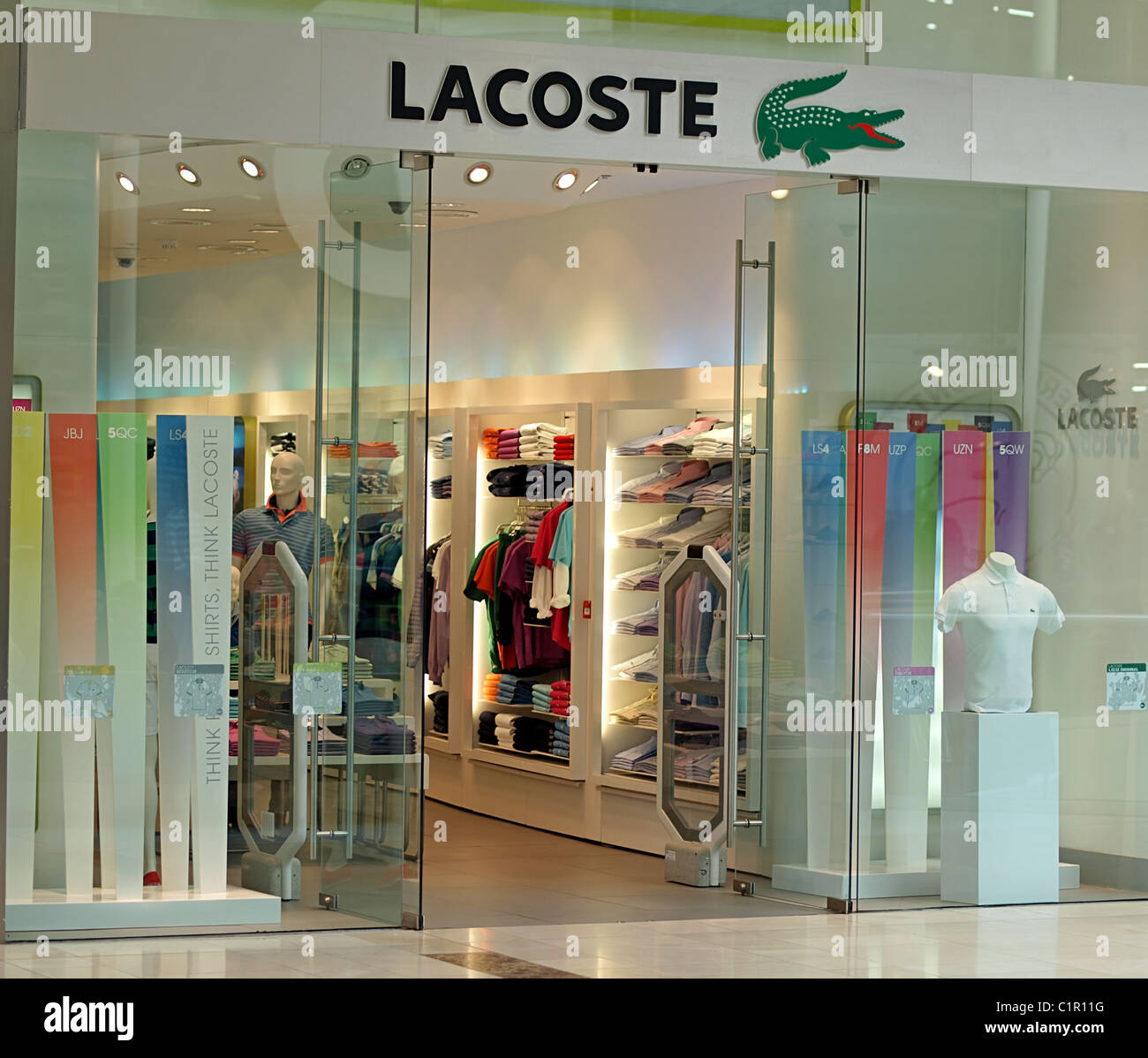 Lacoste shop immagini e fotografie stock ad alta risoluzione - Alamy