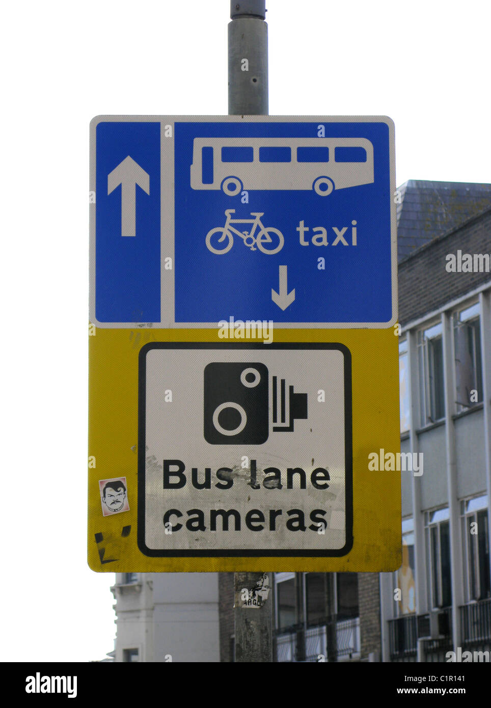 Indicazioni di corsia degli autobus e taxi solo di essere utilizzato da altri veicoli e tutti i mezzi di trasporto di Brighton East Sussex Foto Stock