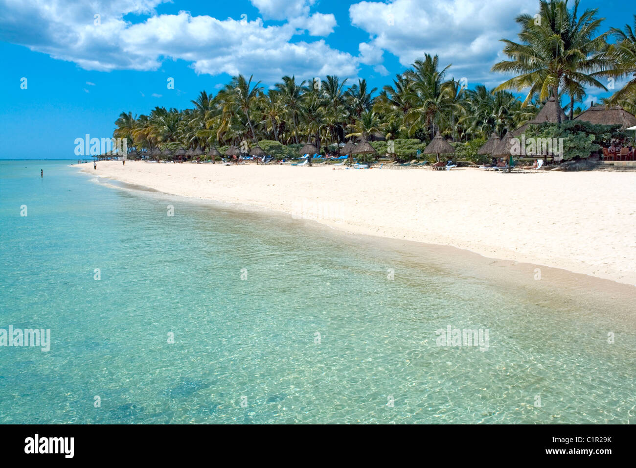 Spiaggia di fronte La Pirogue hotel a Wolmar sulla costa occidentale di Mauritius Foto Stock