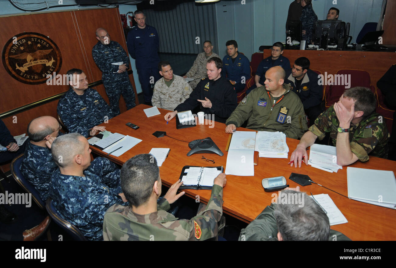Gli ufficiali di collegamento da coalizione di paesi di soddisfare con la Joint Task Force Odyssey Dawn membri del personale a bordo del comando anfibio Foto Stock