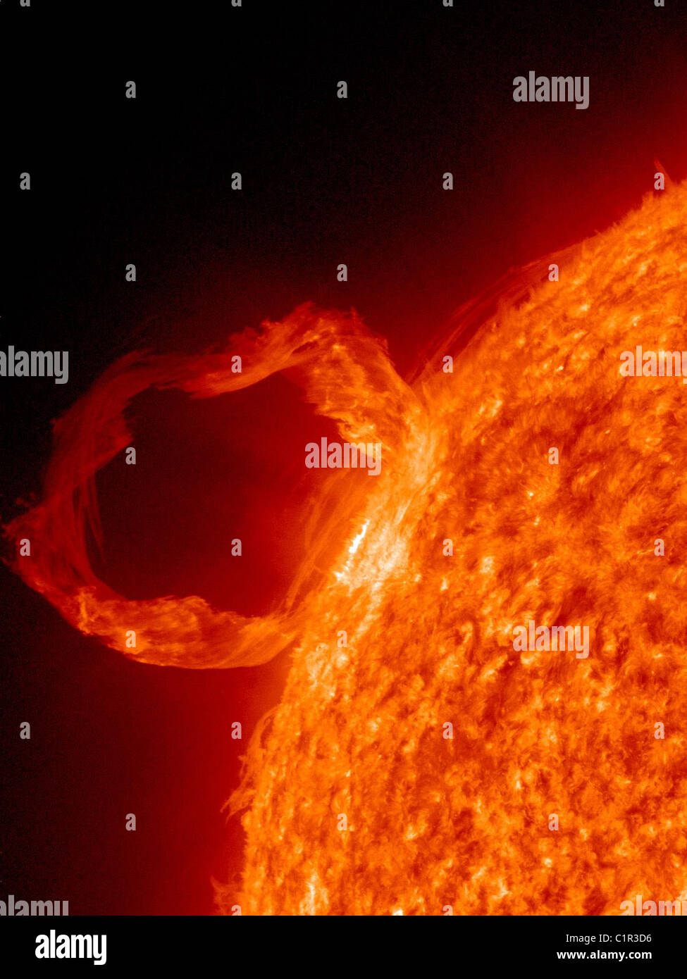 Solar Dynamics Observatory atmosferica dell assemblea di imaging (AIA) illustra in maggiore dettaglio una preminenza solare eruzione. Foto Stock