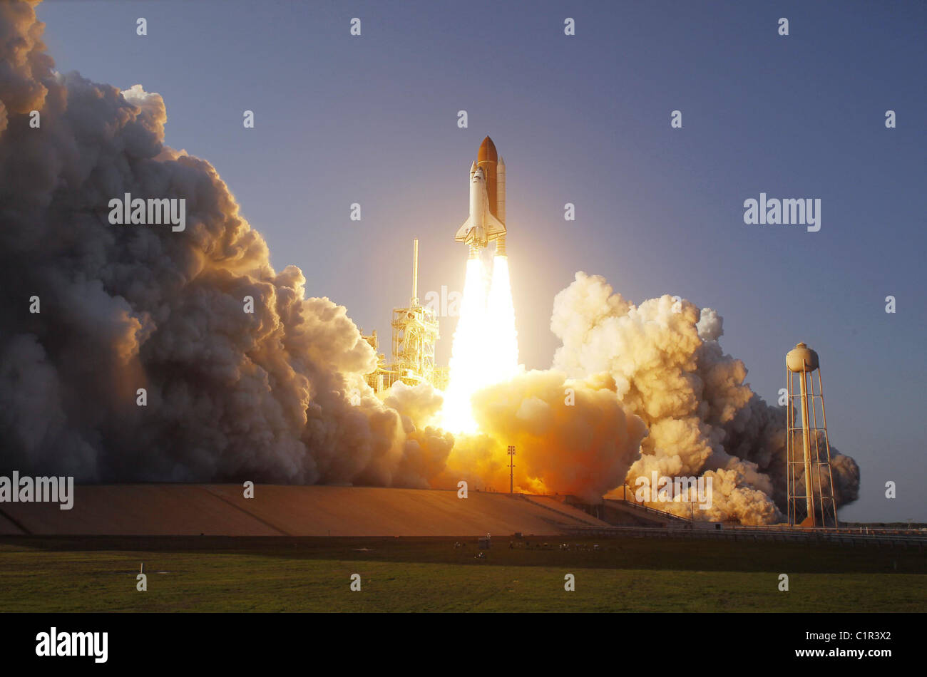 Lo space shuttle Discovery solleva Launch Pad 39a in corrispondenza di NASA Kennedy Space Center in Florida Foto Stock