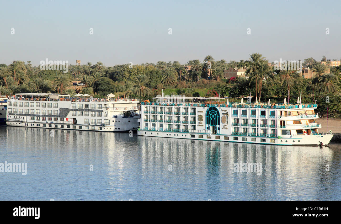 Fermo Nilo Cruise-Ships al di ancoraggio nei pressi di Luxor in Egitto. Foto Stock