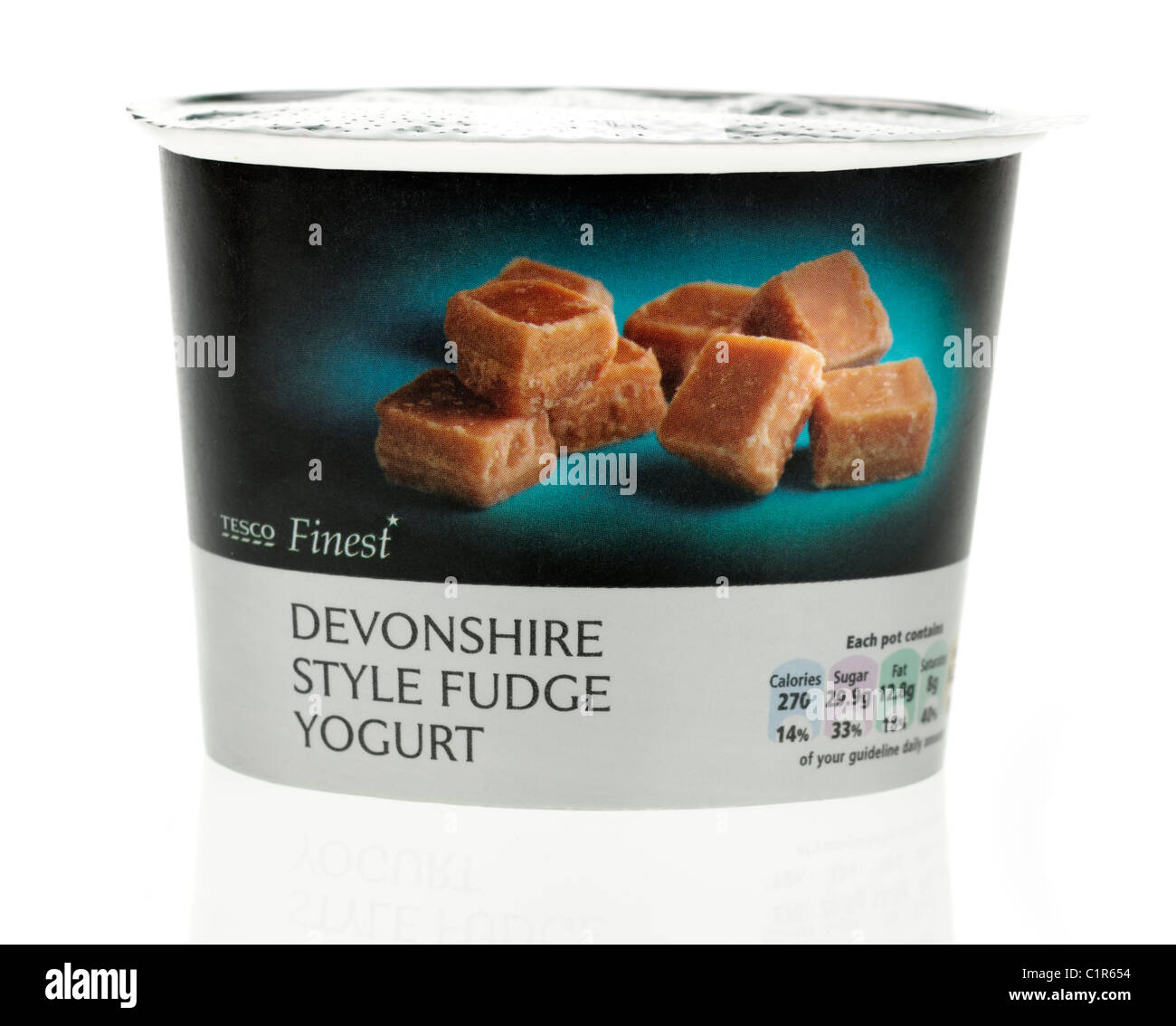 Scatola in cartone della Tesco finest West Country Devonshire style fudge yogurt fatto con latte britannico Foto Stock