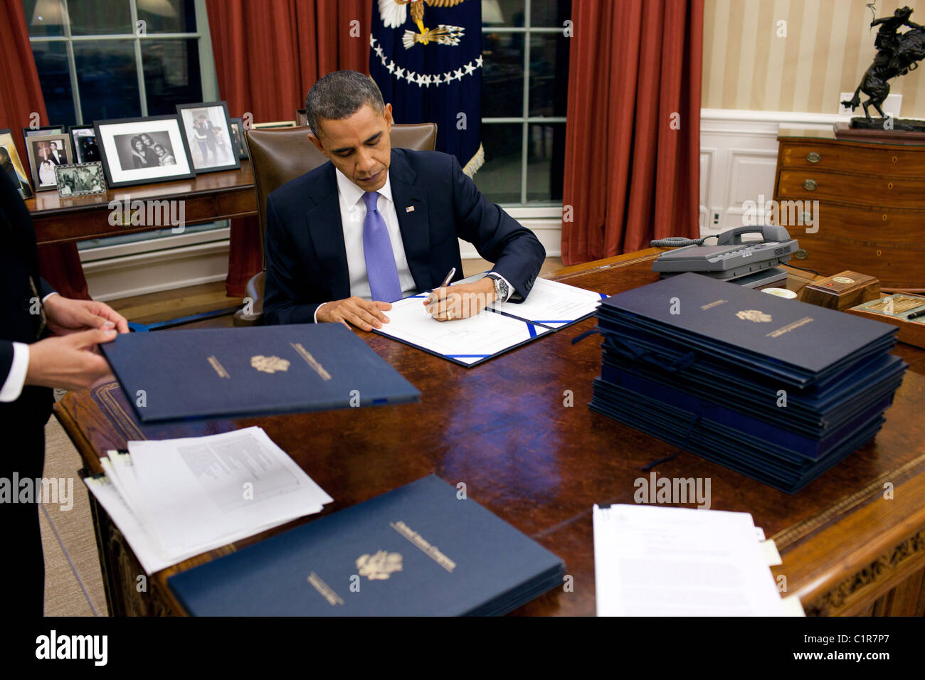 Il presidente Barack Obama legislazione segni nell'Ufficio Ovale, Dic 22, 2010. Foto Stock