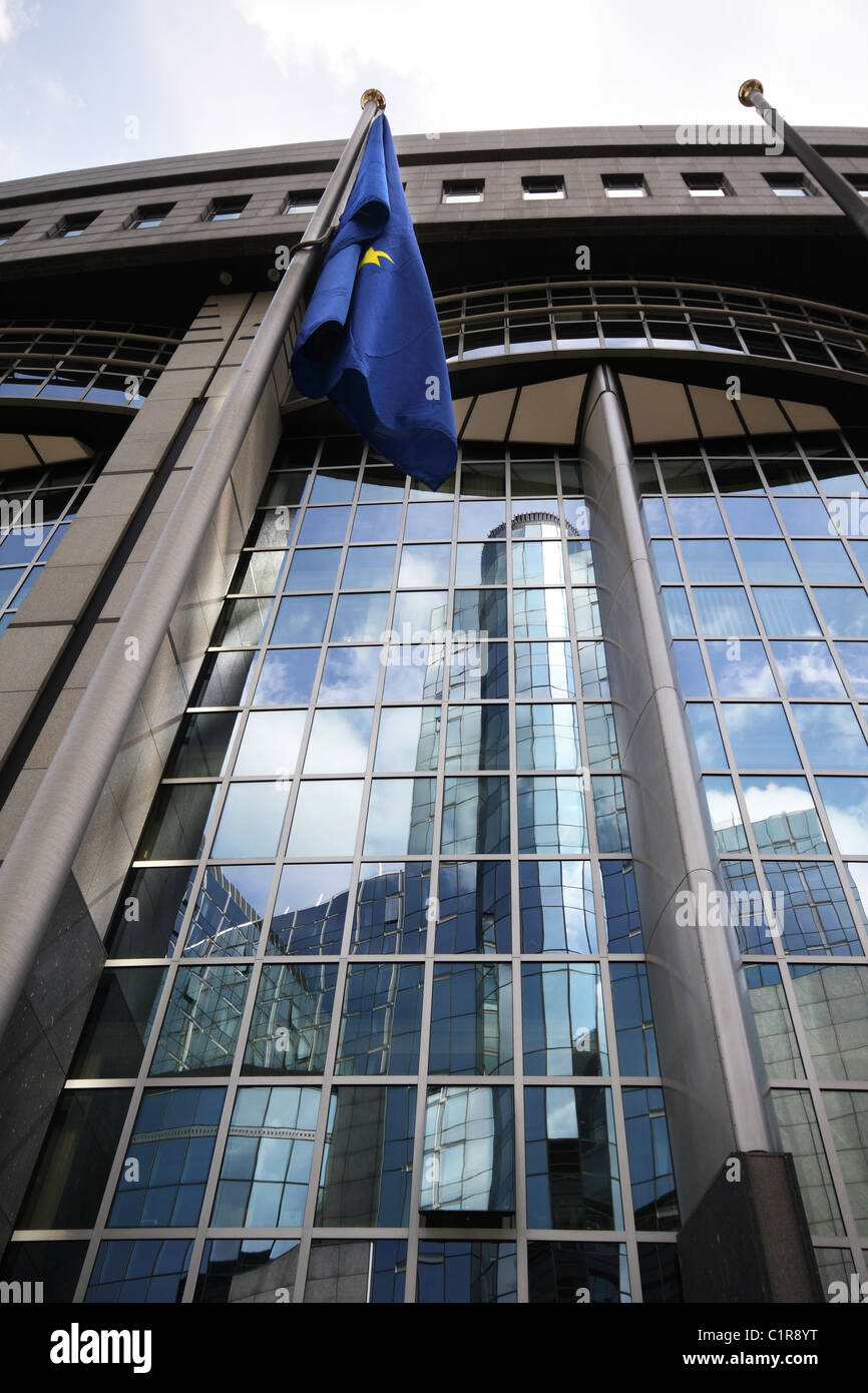 Bandiera europea di fronte al Parlamento europeo - Bruxelles, Belgio Foto Stock