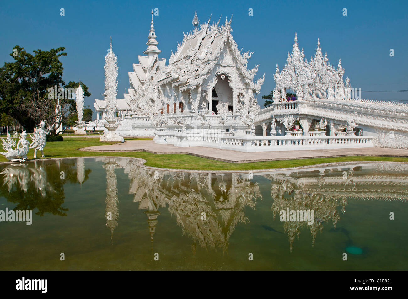 Il bianco sorprendente tempio Wat Rong Khun in Chiang Rai, Thailandia Foto Stock