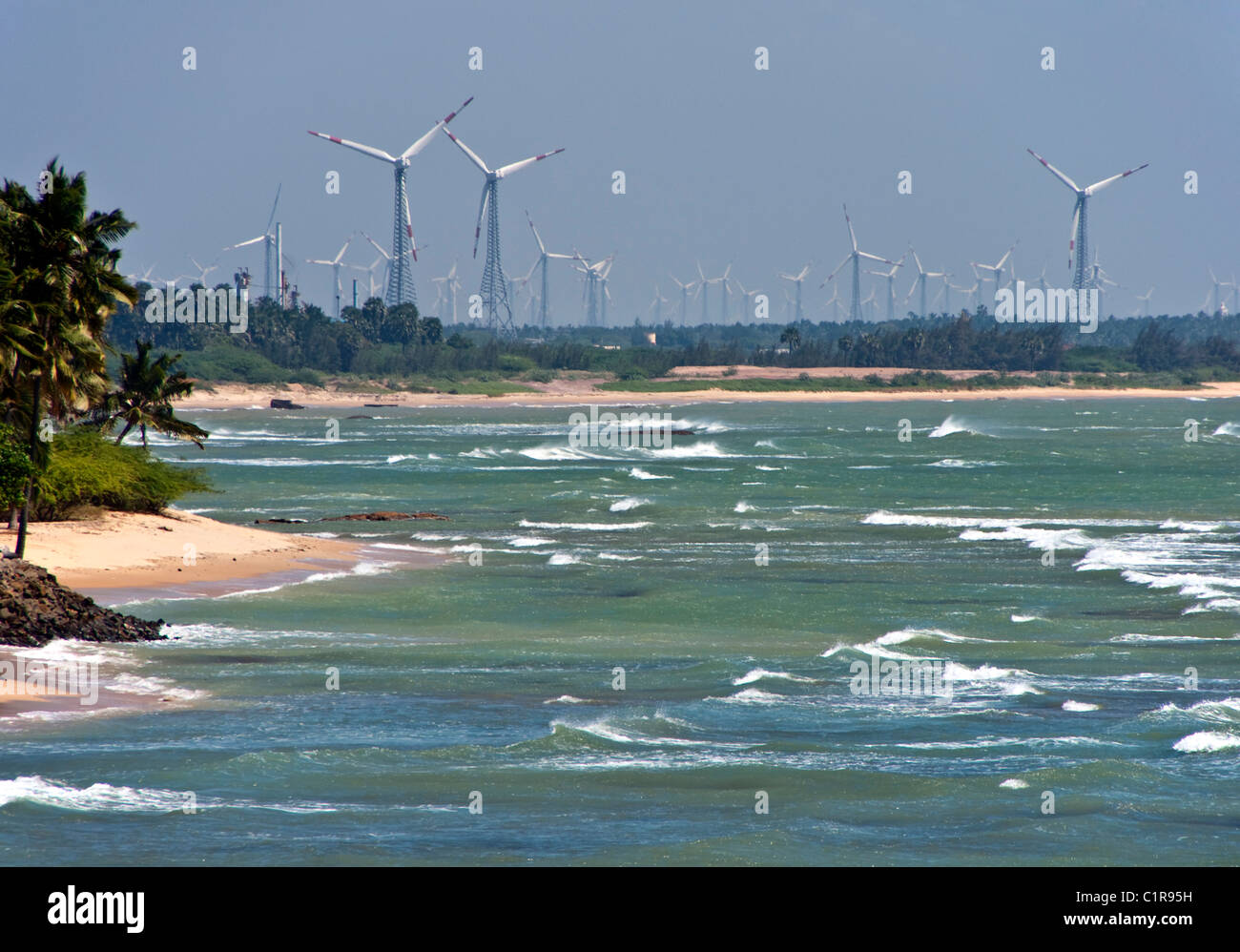 Le turbine eoliche sulla costa a terminus del Mare Arabico e il golfo del Bengala a punta meridionale dell'India vicino a Kanyakumari in Tamil Nadu. Foto Stock