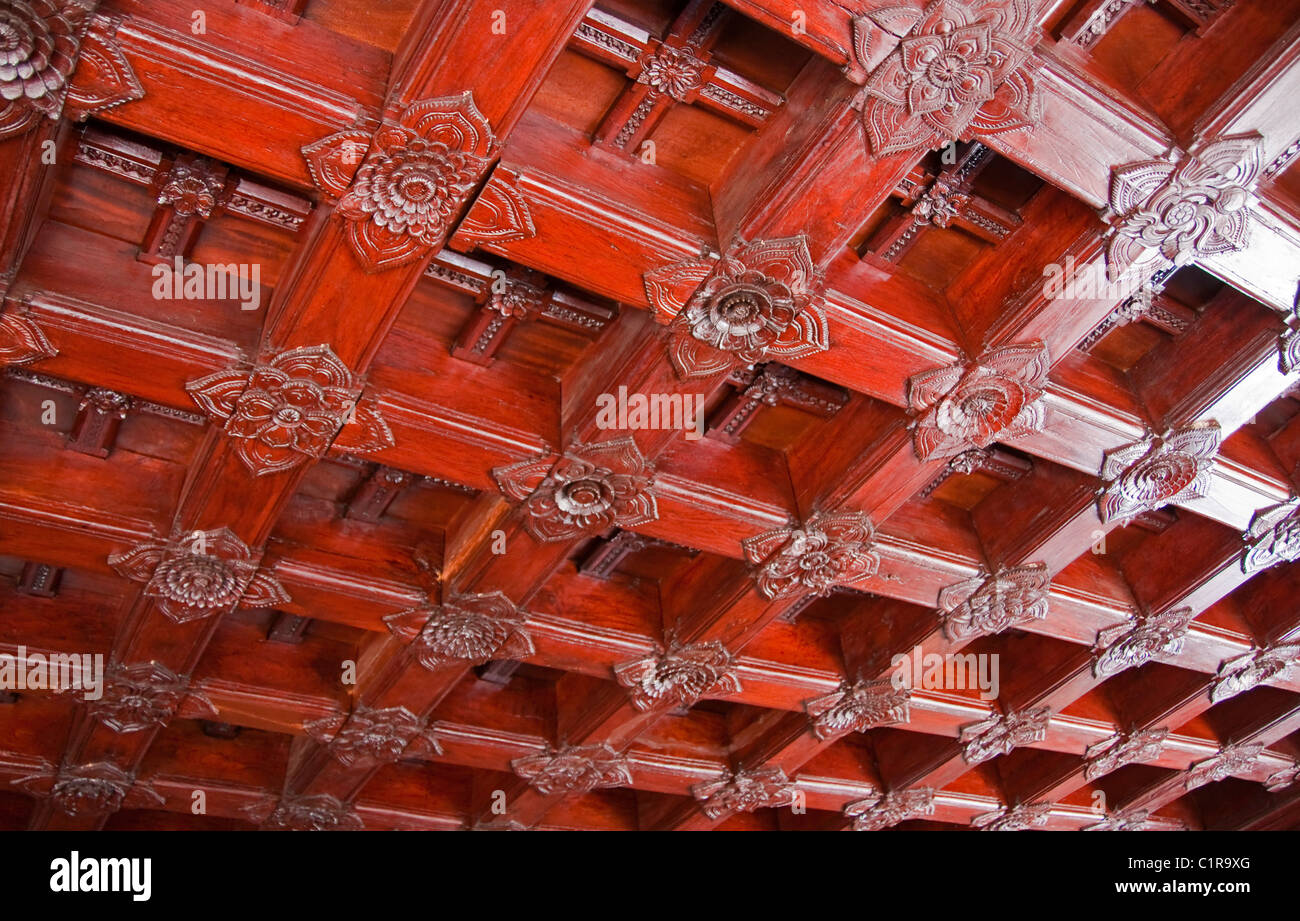 Soffitto in legno di teak nel Palazzo Padmanabhapuram, antico palazzo del xvii secolo del Rajas, vicino a Trivandrum. Foto Stock