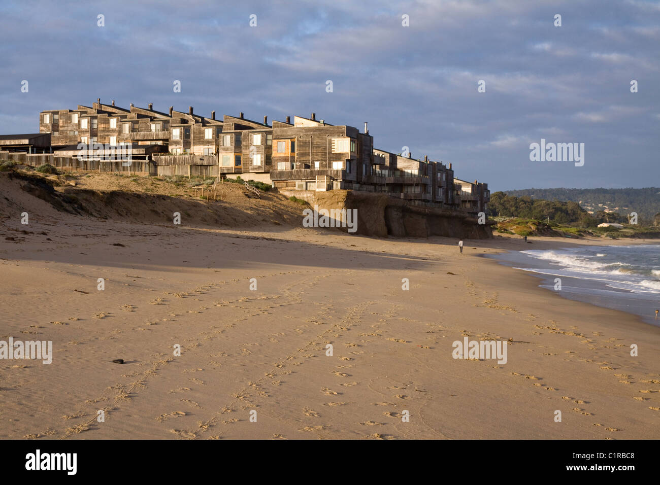 Il cambiamento climatico. Condominio sul fronte spiaggia lo sviluppo viene minata da un aumento dei livelli dell'oceano, baia di Monterey, California, Stati Uniti d'America Foto Stock