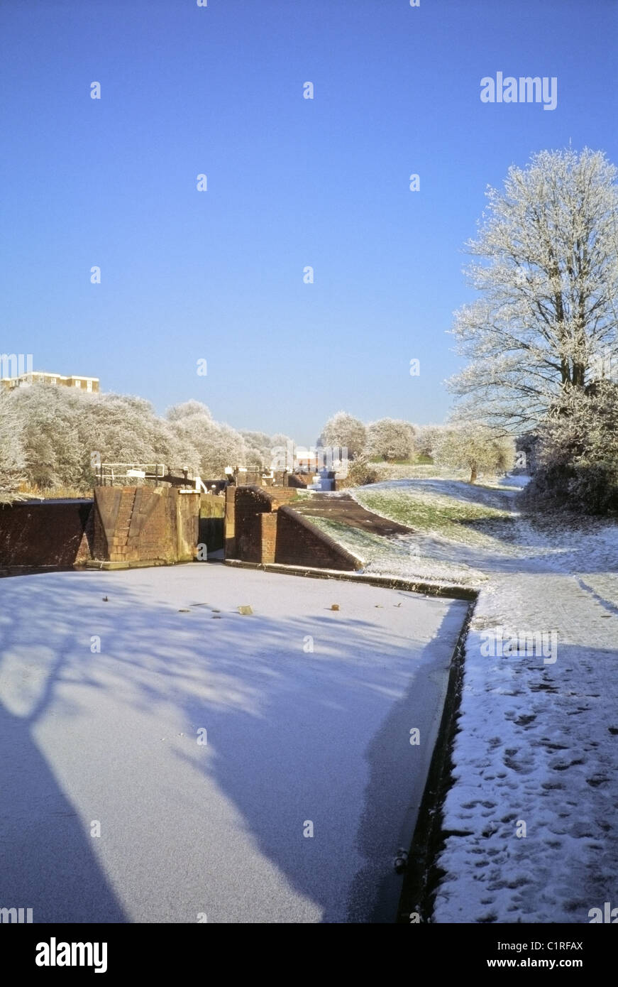 Congelati Canal a "Delph si blocca su Dudley n. 1 Canal, Brierley Hill, West Midlands, England, Regno Unito Foto Stock