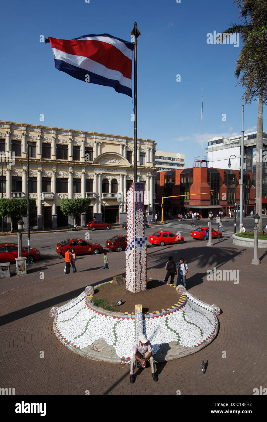 Una Costa Rican sventola nel Parque Central, San Jose, Costa Rica Foto Stock