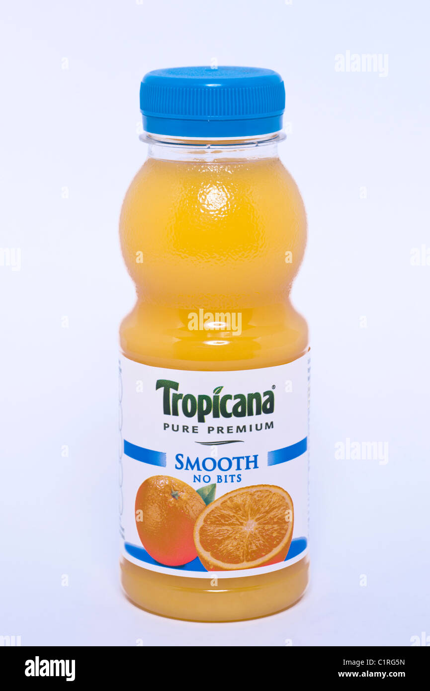 Una bottiglia di tropicana il premio puro succo di arancia su sfondo bianco Foto Stock