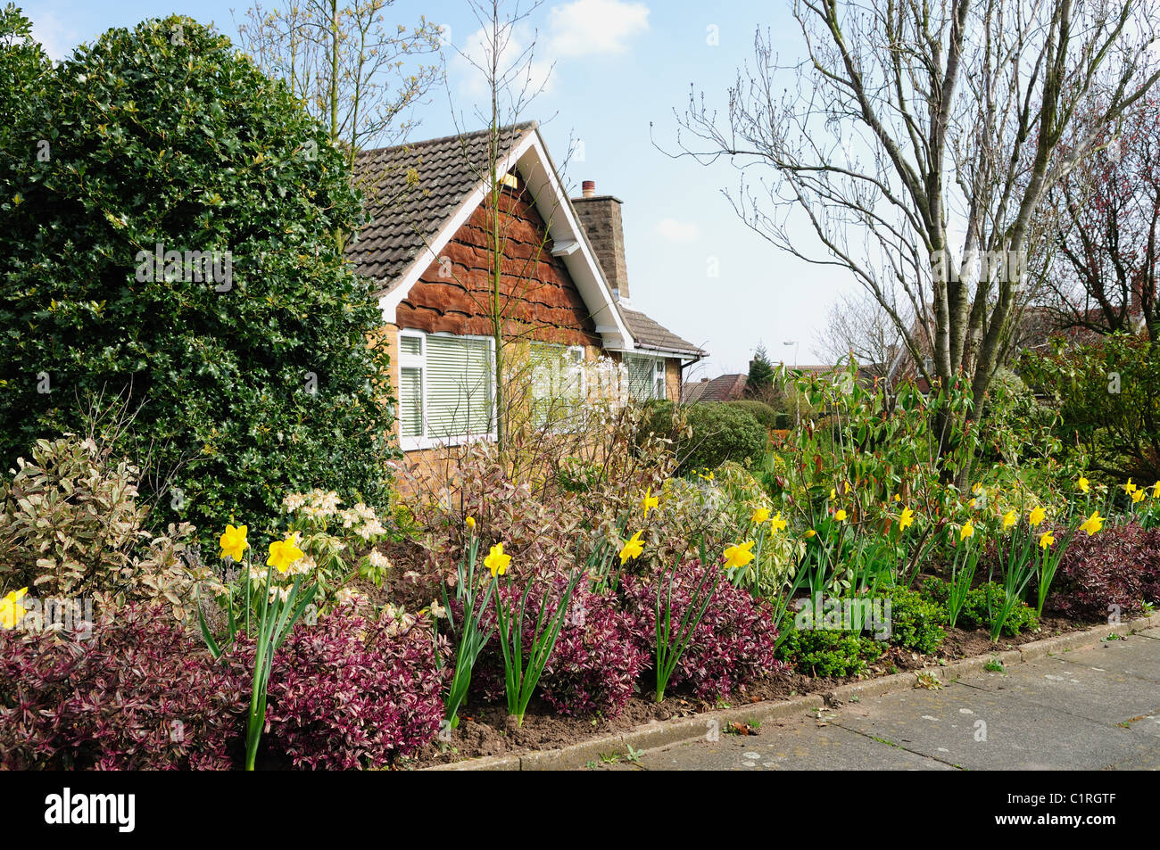 Bungalow con giardino primavera confini. Foto Stock