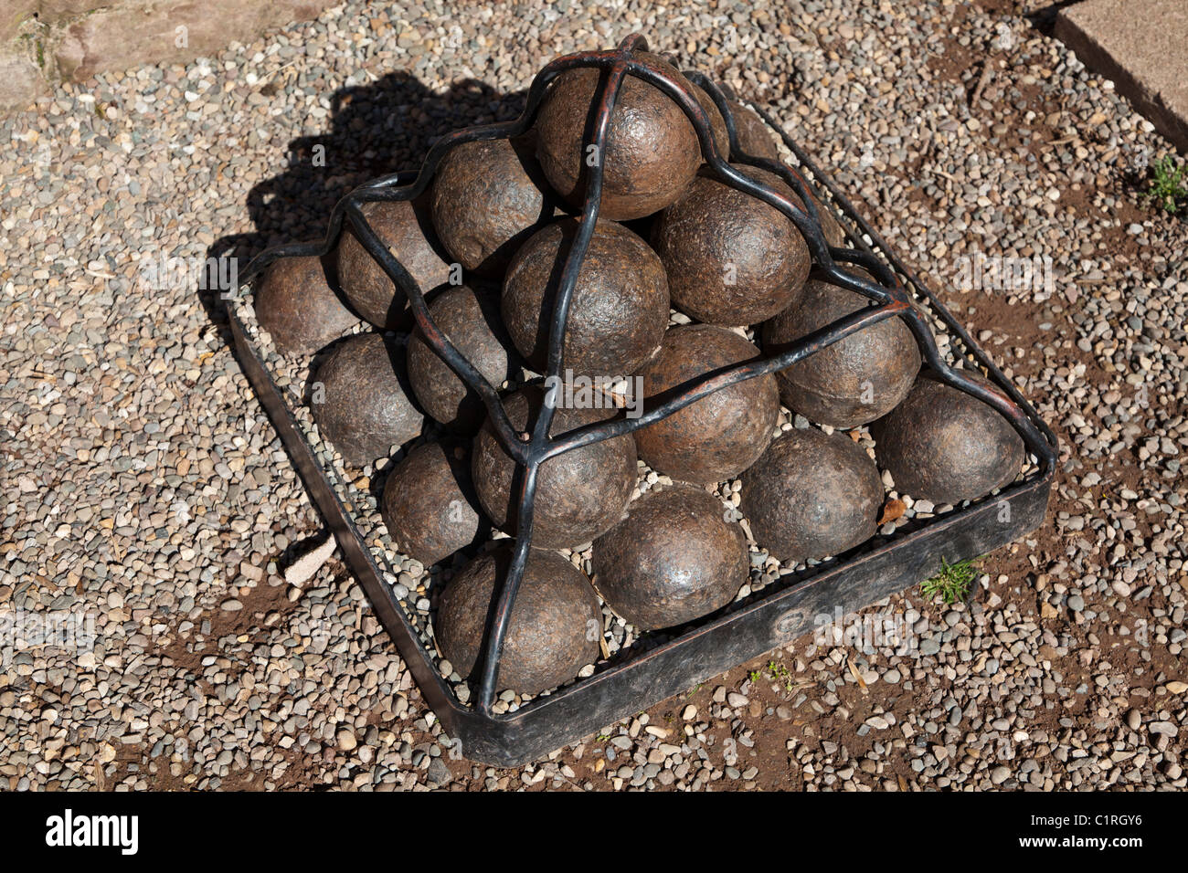Guerra civile inglese palle di cannone sparato nel 1645 e trovato presso Goodrich Castle Herefordshire England Regno Unito Foto Stock
