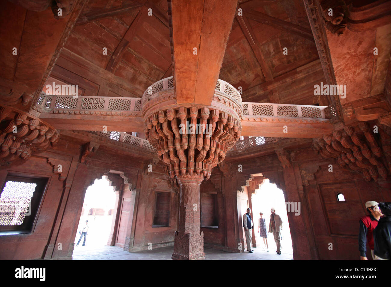 Il pilastro centrale della Diwan-i-Khas o sala di udienza privata, Fatehpur Sikri, India Foto Stock