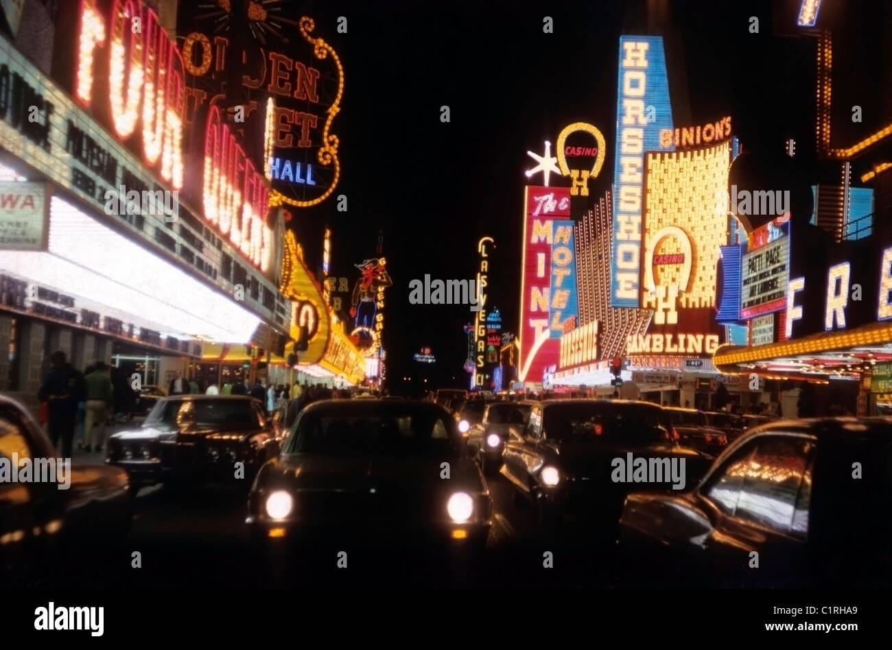 Las Vegas strip vintage 1960s 1970s foto di Mint Horseshoe Binions casinò segno casinò, nightclub, neon segni, auto nel traffico di notte Nevada USA 1971 KATHY DEWITT Foto Stock