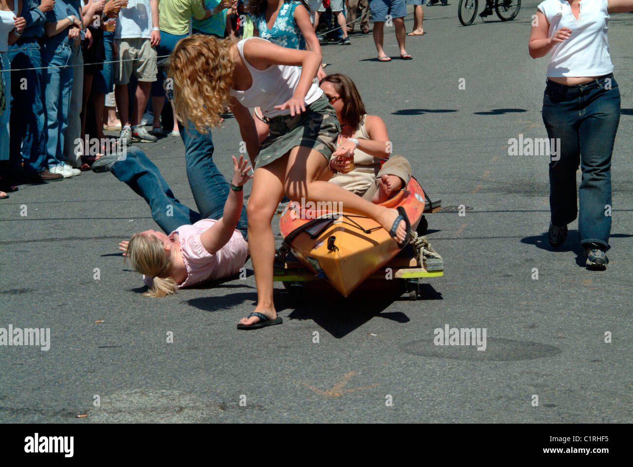 Molte persone prendono una caduta durante la gara di canoa presso il Festival marittimo in Eastport, Md Foto Stock