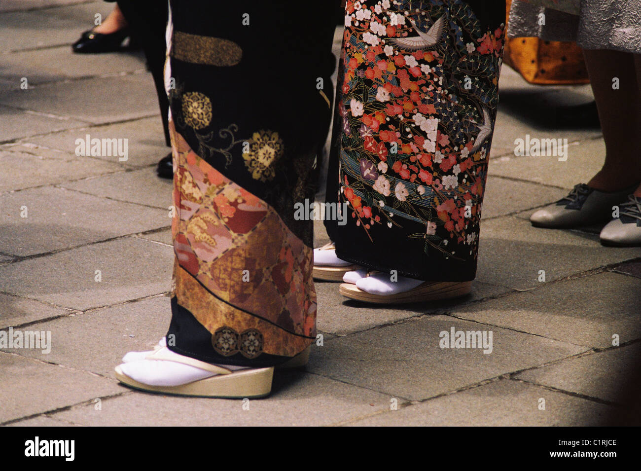 Dettaglio di un atto formale di kimono e piedi durante un lo Shintoismo cerimonia di matrimonio in Giappone. Foto Stock