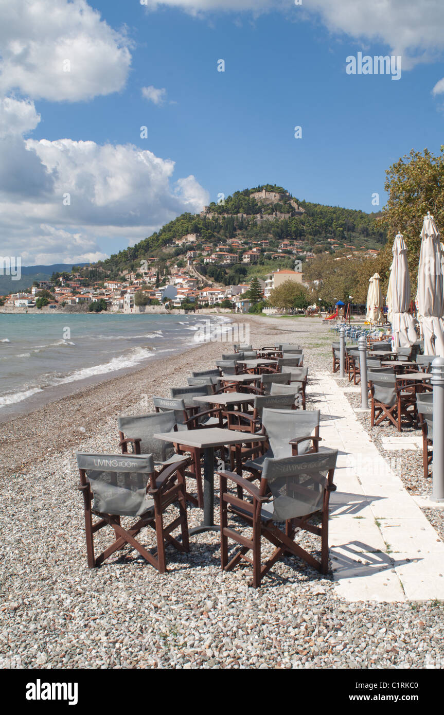 I tavoli e le sedie a sdraio sulla spiaggia di Nafpaktos, Grecia forniscono un affascinante alternativa alla sala da pranzo interna. Foto Stock