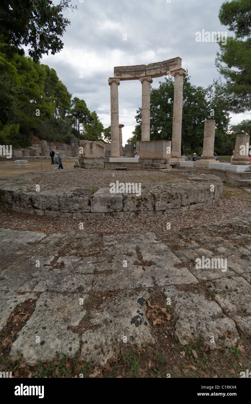 I turisti visualizza le antiche rovine olimpico nei pressi della città di Olympia, Grecia. Foto Stock