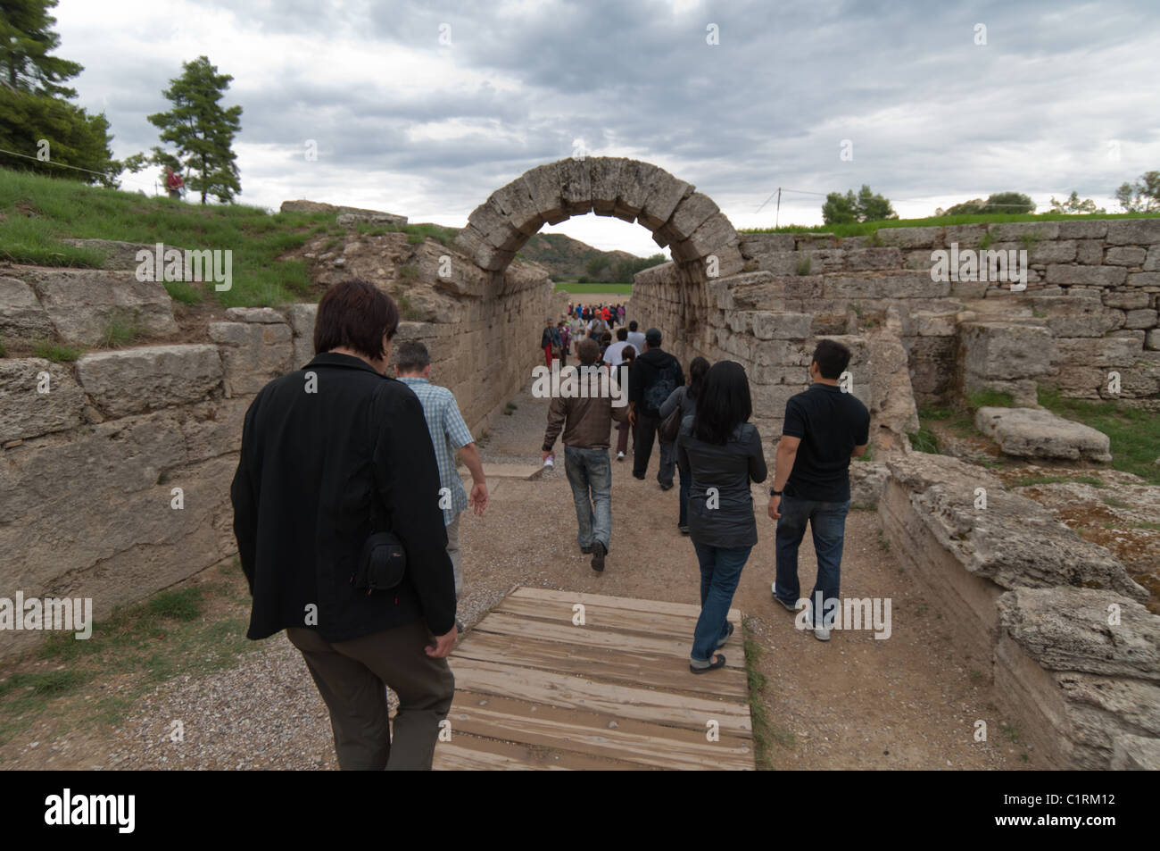I turisti visualizza le antiche rovine olimpico nei pressi della città di Olympia, Grecia. Foto Stock