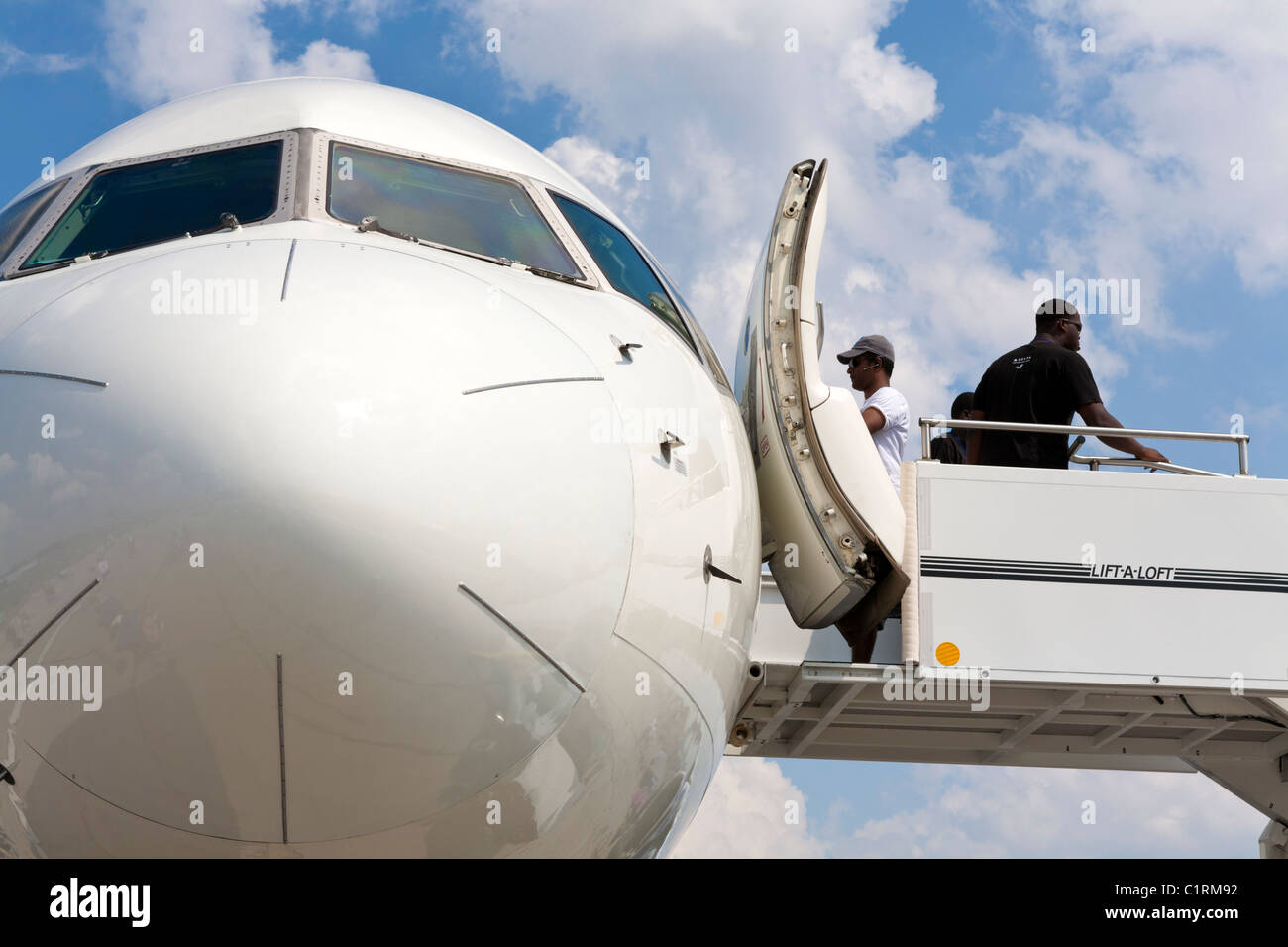 Naso di un Boeing aereo contro il cielo. Foto Stock